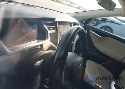 2013 Tesla Model S z USA, uszkodzony, nr VIN 5YJSA1DN9DFP25296